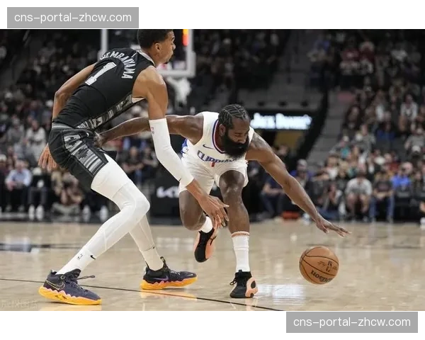 更衣室领袖:记录亚特兰大梦想队老将在暂停期间布置战术的瞬间 更衣室领袖:记录亚特兰大梦想队老将在暂停期间布置战术的瞬间